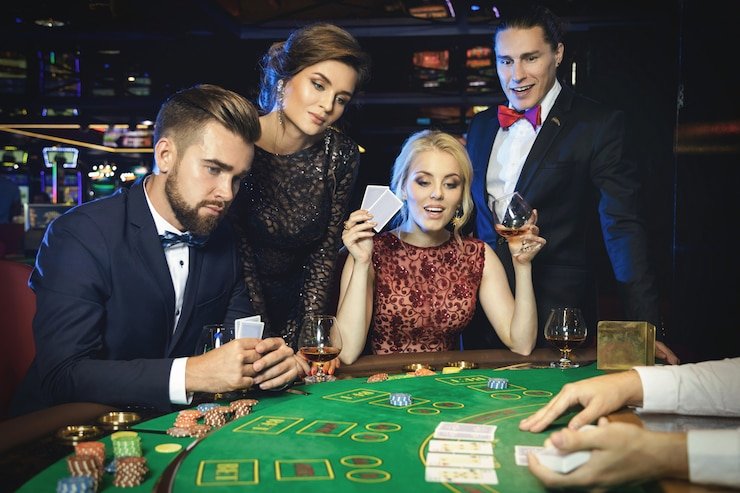 Studio live dealer kartu di itubola dengan dealer profesional dan tampilan multi-kamera