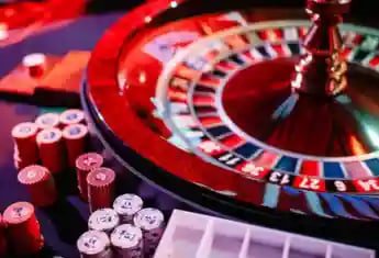 Pemain menggunakan aplikasi mobile itubola untuk bermain Caribbean Stud Poker dengan antarmuka yang user-friendly